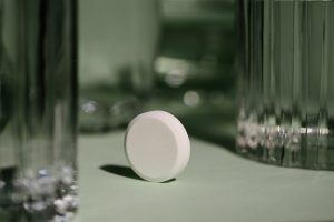 Read more about the article 【微晶瓷】晶亮瓷填充術：安全性、應用部位與風險