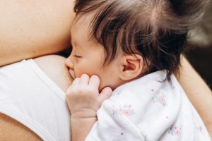 Read more about the article 哺乳期醫美指南：打肉毒、雷射會影響母乳嗎？