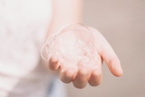 Read more about the article 敏感肌能做光電治療嗎？療程前後的皮膚照護原則